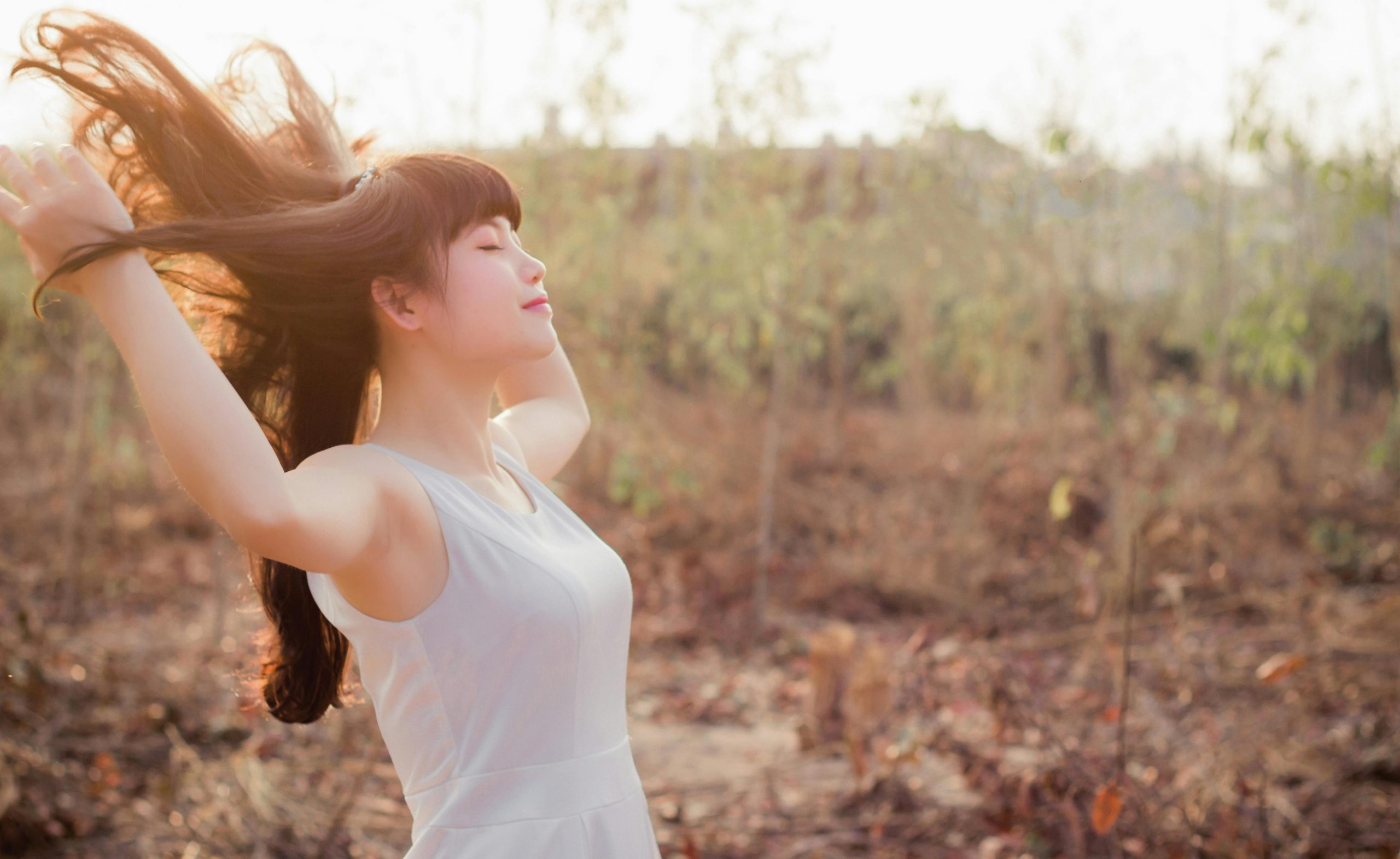 Woman enjoys peaceful meditation near a tranquil lake, embracing nature's beauty. Une femme profite d'une méditation paisible près d'un lac tranquille, embrassant la beauté de la nature.