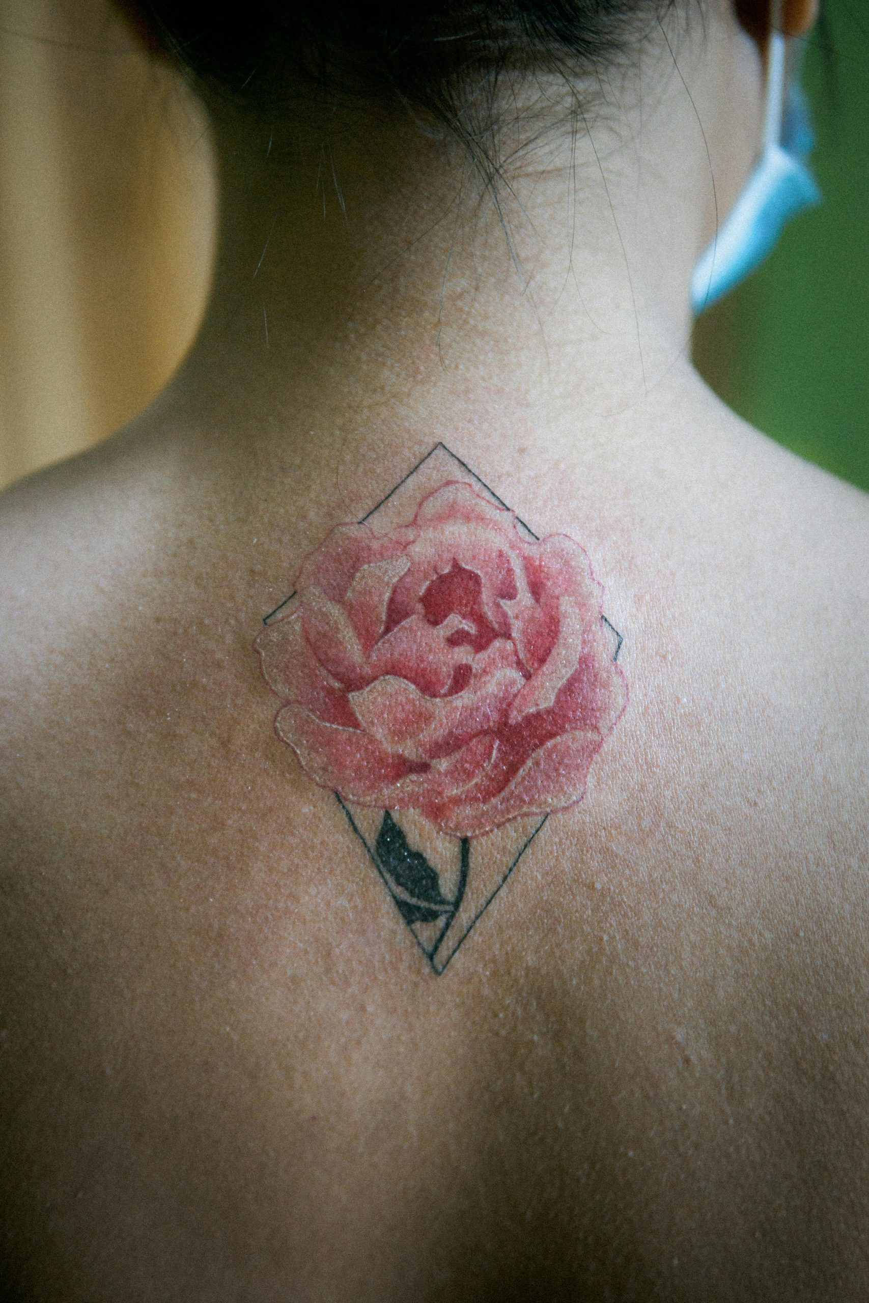 Fleur japonaise en tatouage avec symboles traditionnels