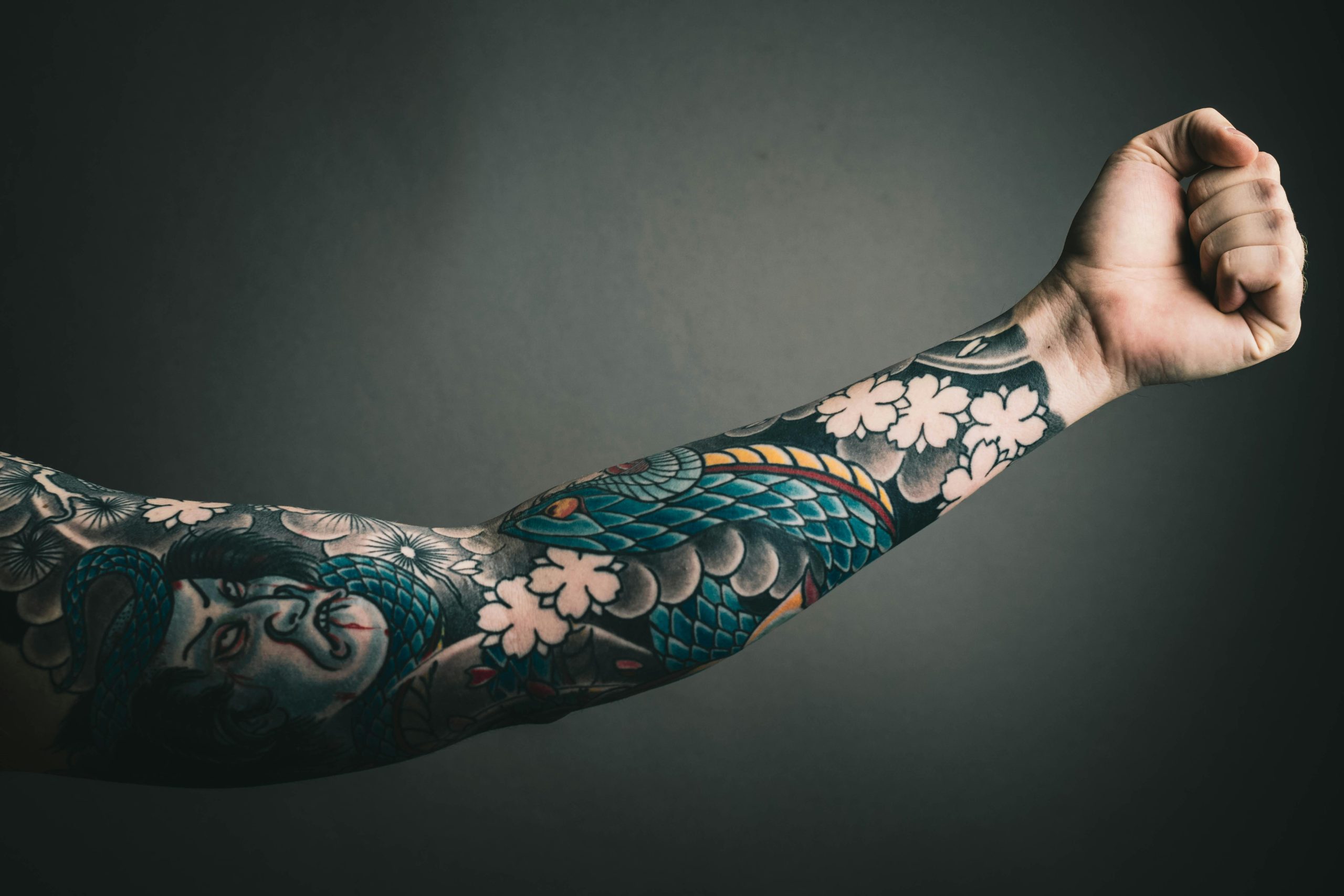 Tatouage fleur japonaise avec styles modernes