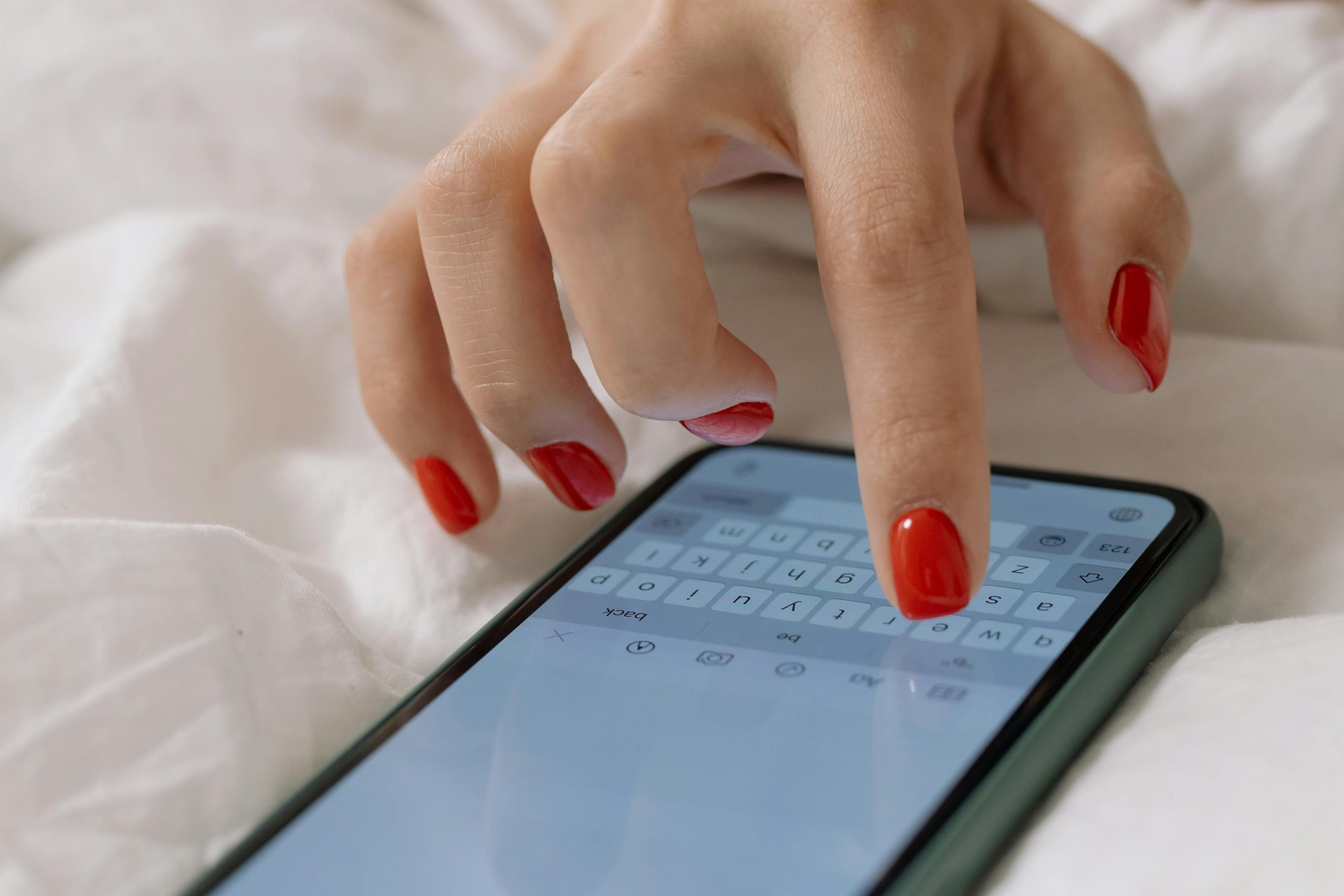 Mon ex en couple me contacte : comment réagir