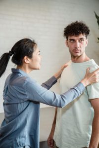 A young couple in a tense conversation, depicting relationship challenges. Un jeune couple dans une conversation tendue, dépeignant les défis relationnels.