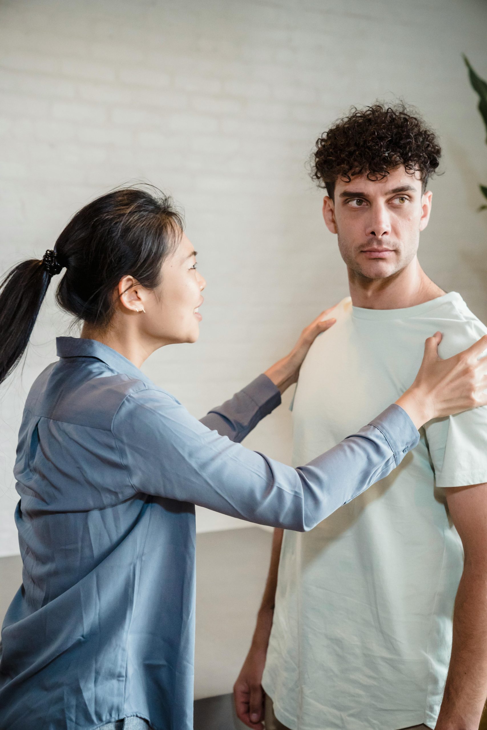 A young couple in a tense conversation, depicting relationship challenges. Un jeune couple dans une conversation tendue, illustrant les défis relationnels.