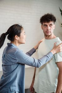 A young couple in a tense conversation, depicting relationship challenges. Un jeune couple dans une conversation tendue, illustrant les défis relationnels.