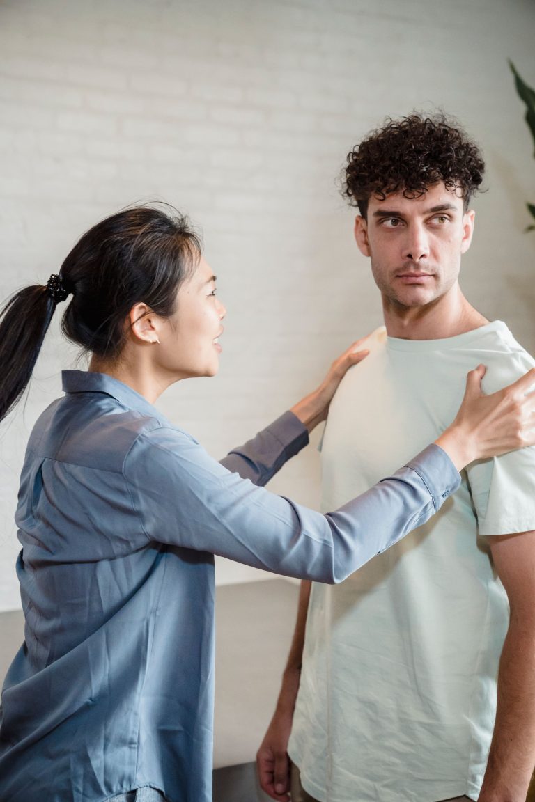 A young couple in a tense conversation, depicting relationship challenges. Un jeune couple dans une conversation tendue, dépeignant les défis relationnels.