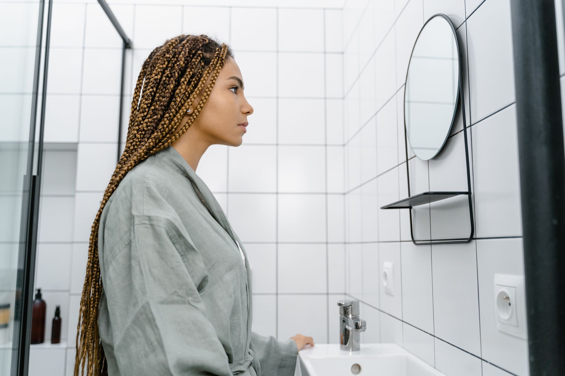 Profil d une femme se regardant dans un miroir