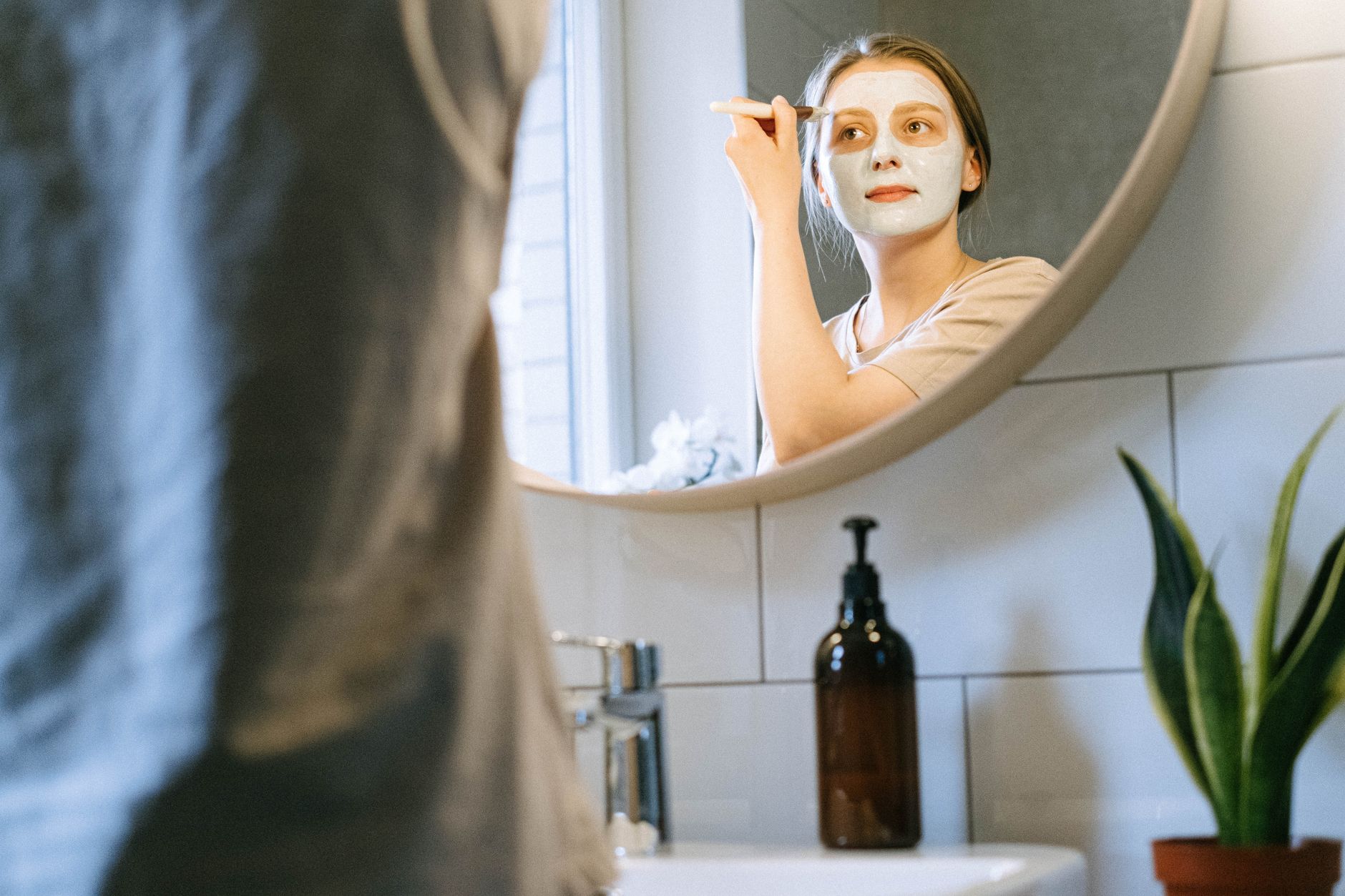 Femme prenant soin de sa peau dans la salle de bain