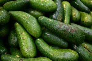 Avocat coupé en deux, riche en potassium
