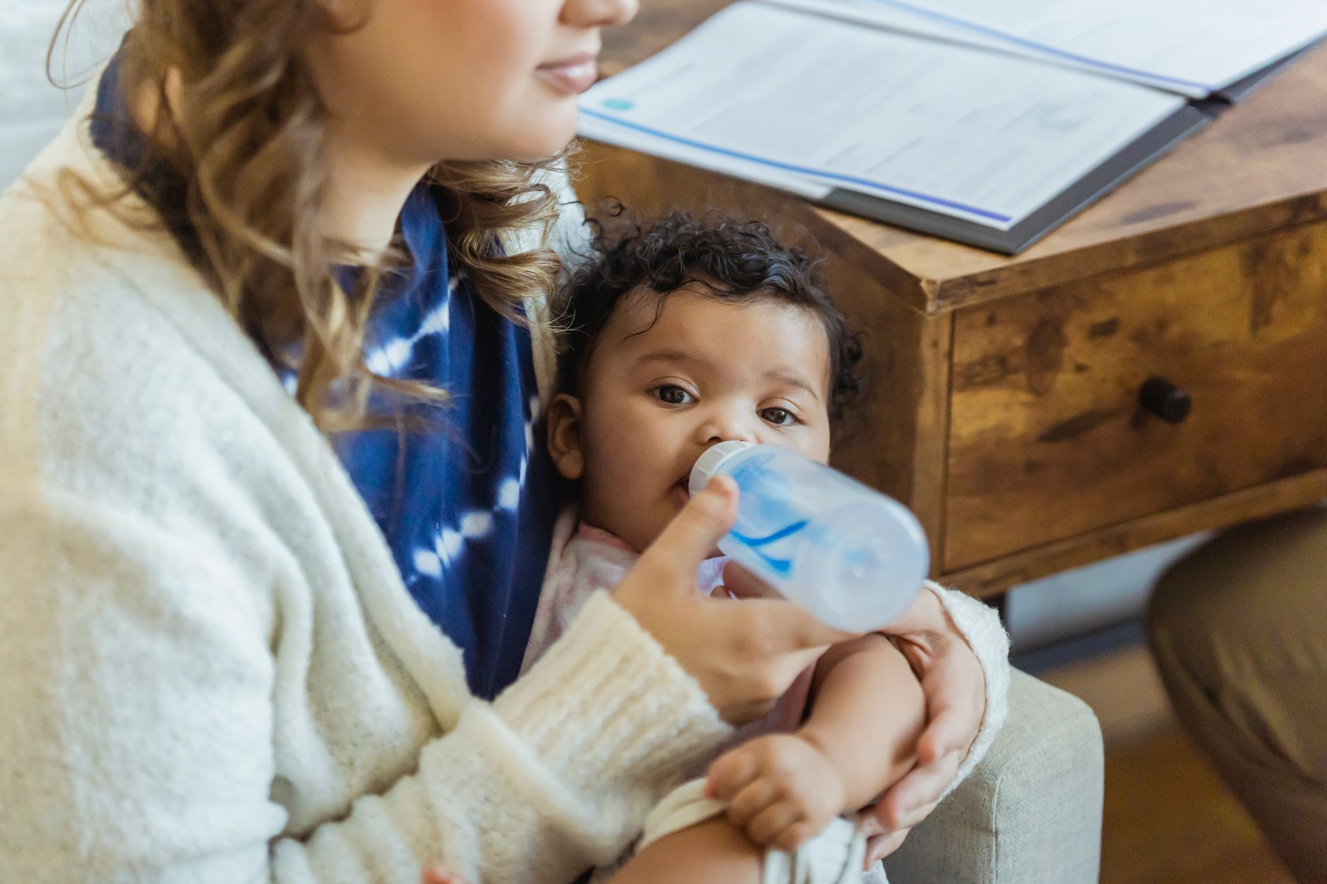 Bébé qui hésite à prendre le biberon